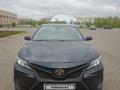 Toyota Camry 2020 года за 11 800 000 тг. в Уральск – фото 2