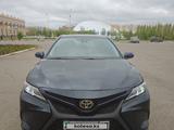 Toyota Camry 2020 года за 11 800 000 тг. в Уральск – фото 2