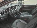 Toyota Camry 2020 года за 11 800 000 тг. в Уральск – фото 10