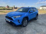 Toyota RAV4 2021 года за 13 900 000 тг. в Актобе – фото 2