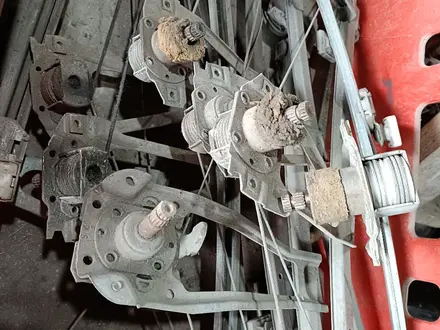 Механический стеклоподъёмник задний на mercedes 124-190 за 5 000 тг. в Караганда – фото 2