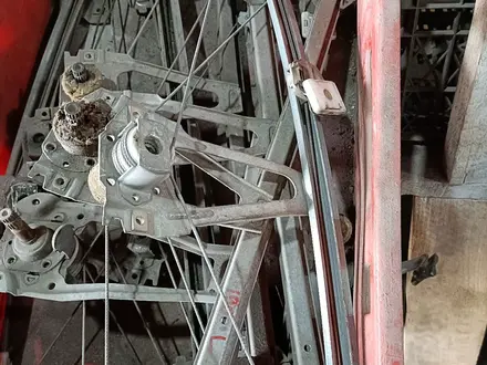 Механический стеклоподъёмник задний на mercedes 124-190 за 5 000 тг. в Караганда – фото 3