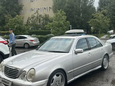 Mercedes-Benz E 500 2001 года за 6 300 000 тг. в Астана – фото 2