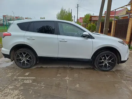 Toyota RAV4 2019 года за 14 000 000 тг. в Уральск – фото 2