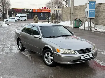 Toyota Camry 2001 года за 3 900 000 тг. в Алматы – фото 2