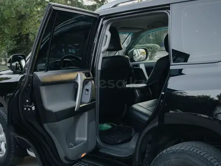 Toyota Land Cruiser Prado 2013 года за 15 490 000 тг. в Алматы – фото 21