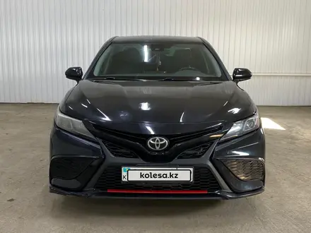 Toyota Camry 2021 года за 9 476 100 тг. в Астана – фото 2