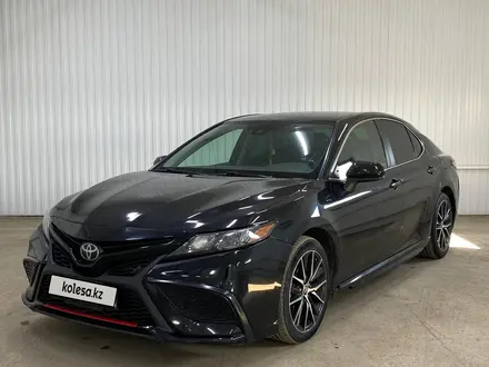 Toyota Camry 2021 года за 9 476 100 тг. в Астана