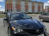 Toyota Camry 2018 года за 12 500 000 тг. в Актобе – фото 4