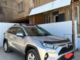 Toyota RAV4 2022 года за 13 300 000 тг. в Жанаозен