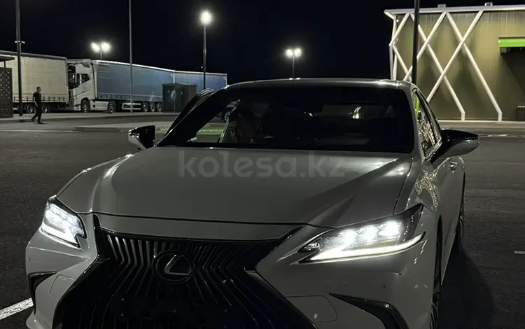 Lexus ES 250 2018 года за 14 000 000 тг. в Алматы