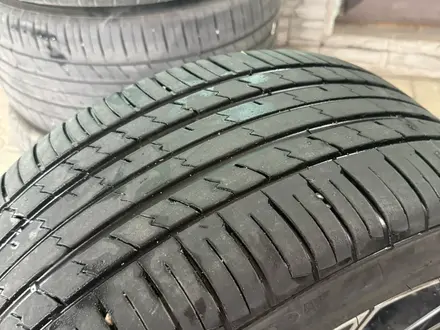 Комплект разношироких дисков с летней резиной на R20, на BMW. за 450 000 тг. в Алматы – фото 3