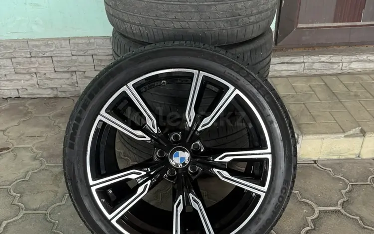 Комплект разношироких дисков с летней резиной на R20, на BMW. за 450 000 тг. в Алматы