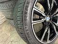 Комплект разношироких дисков с летней резиной на R20, на BMW. за 450 000 тг. в Алматы – фото 5