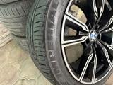Комплект разношироких дисков с летней резиной на R20, на BMW. за 450 000 тг. в Алматы – фото 5