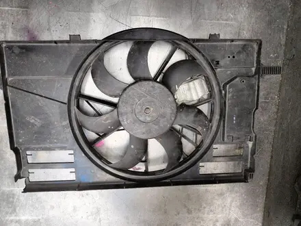 Моторчик охлаждения радиатора на volvo С 40. Диффузор Вольво С40 С70 за 28 000 тг. в Алматы – фото 2