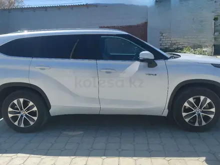 Toyota Highlander 2023 года за 28 000 000 тг. в Атырау – фото 2