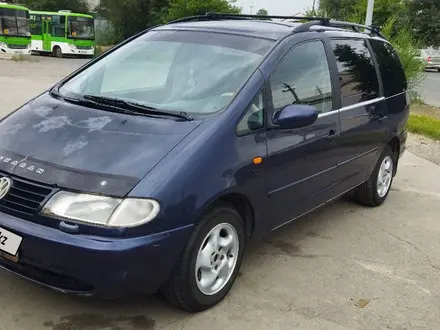 Volkswagen Sharan 1997 года за 3 500 000 тг. в Семей – фото 4