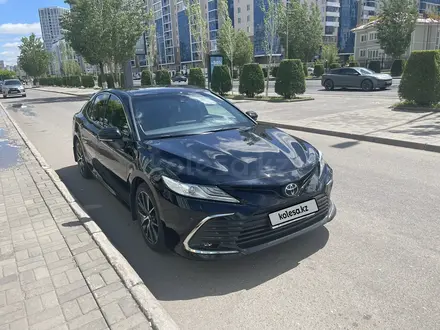 Toyota Camry 2022 года за 16 200 000 тг. в Астана