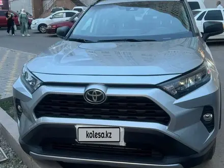 Toyota RAV4 2021 года за 13 700 000 тг. в Астана