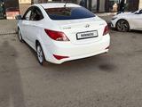 Hyundai Solaris 2015 года за 4 700 000 тг. в Караганда – фото 2