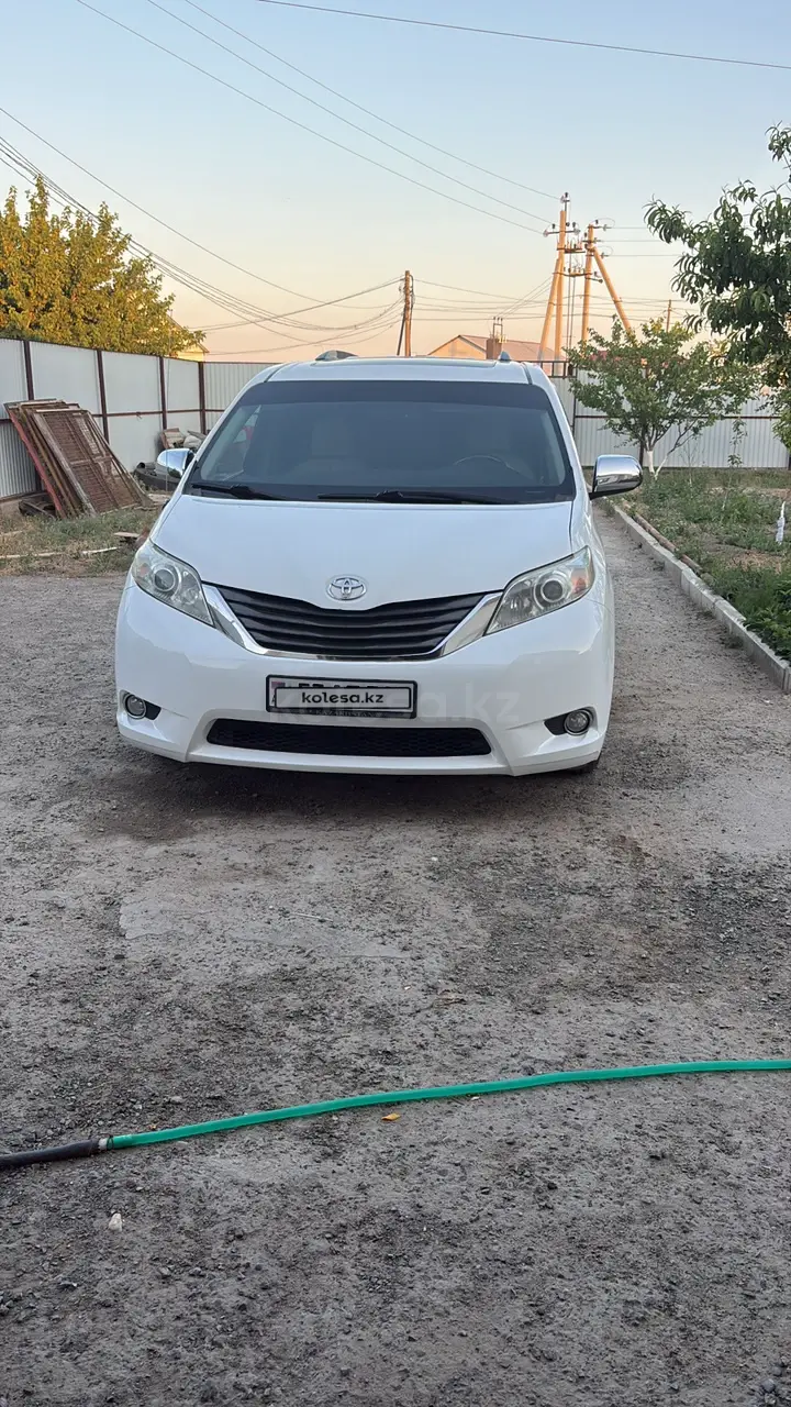 Toyota Sienna, 2010