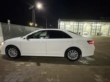 Toyota Camry 2010 года за 6 500 000 тг. в Уральск – фото 2