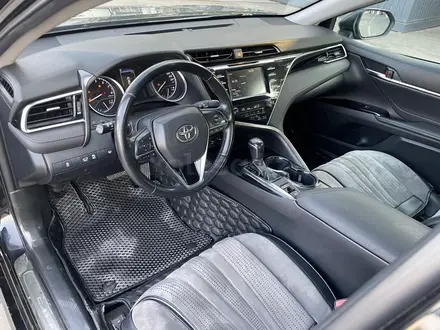 Toyota Camry 2019 года за 9 960 000 тг. в Алматы – фото 9