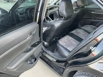 Toyota Camry 2019 года за 9 960 000 тг. в Алматы – фото 12