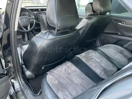Toyota Camry 2019 года за 9 960 000 тг. в Алматы – фото 13