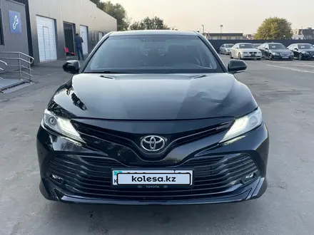 Toyota Camry 2019 года за 9 960 000 тг. в Алматы – фото 2