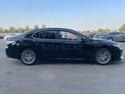 Toyota Camry 2019 года за 9 960 000 тг. в Алматы – фото 8