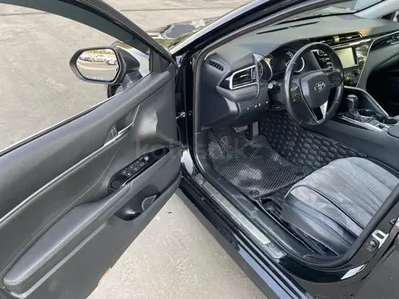 Toyota Camry 2019 года за 9 960 000 тг. в Алматы – фото 11