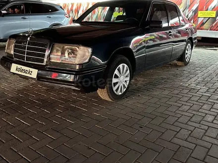 Mercedes-Benz E 200 1989 года за 1 100 000 тг. в Караганда