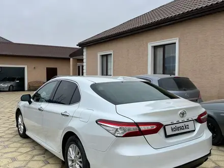 Toyota Camry 2018 года за 13 800 000 тг. в Атырау – фото 4