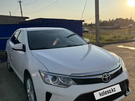 Toyota Camry 2015 года за 9 900 000 тг. в Актобе – фото 2