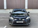 Toyota Camry 2023 года за 18 700 000 тг. в Караганда – фото 2