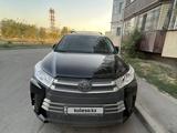 Toyota Highlander 2018 годаүшін18 100 000 тг. в Семей – фото 2