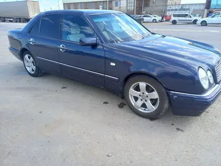 Mercedes-Benz E 230 1998 года за 2 800 000 тг. в Атырау – фото 2