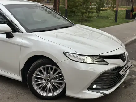 Toyota Camry 2020 года за 14 400 000 тг. в Алматы – фото 2