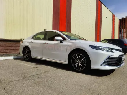 Toyota Camry 2023 года за 15 500 000 тг. в Алматы – фото 3