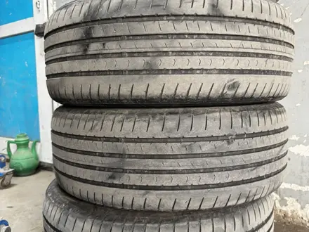 ШИНЫ Б/У 215/55/17 ОРИГИНАЛ Bridgestone за 90 000 тг. в Астана