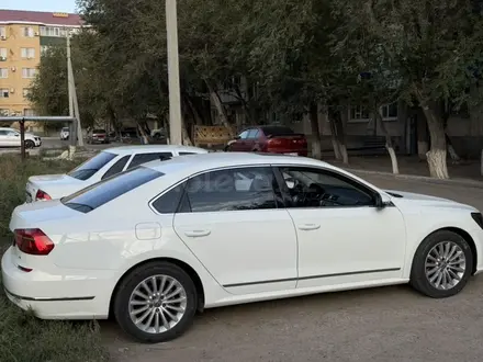 Volkswagen Passat 2016 года за 4 500 000 тг. в Атырау – фото 2