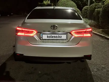 Toyota Camry 2018 года за 14 000 000 тг. в Тараз – фото 2