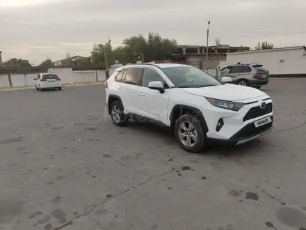 Toyota RAV4 2022 года за 17 400 000 тг. в Тараз – фото 2