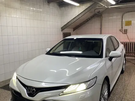 Toyota Camry 2019 года за 14 200 000 тг. в Астана – фото 2