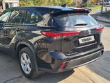 Toyota Highlander 2021 года за 23 500 000 тг. в Актобе – фото 2