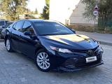 Toyota Camry 2018 года за 8 000 000 тг. в Уральск – фото 2