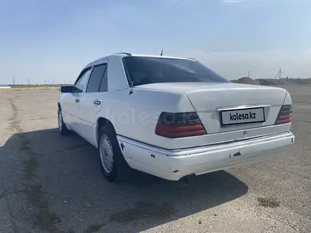 Mercedes-Benz E 220 1993 года за 1 650 000 тг. в Тараз – фото 4