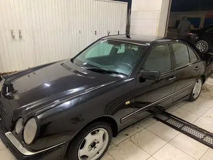 Mercedes-Benz E 320 1997 года за 2 000 000 тг. в Актау